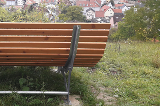 Blick auf die Rückseite eines Waldsofas auf einer Wiese | © Stadt Sinsheim