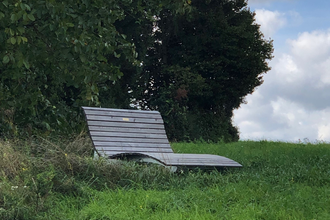Waldsofa auf einer Wiese am Waldrand | © Gemeinde Zuzenhausen
