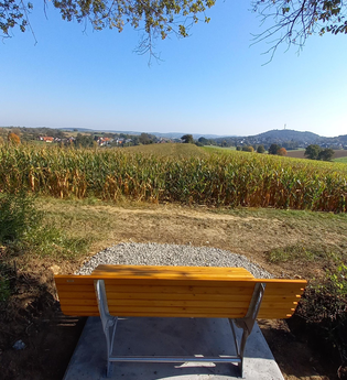 Waldsofa am Rand eines Maisfeldes mit Blick auf den Kraichgau | © Stadt Sinsheim