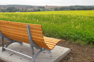 Waldsofa am Wiesenrand mit Blick auf die umliegende Landschaft | © Stadt Sinsheim