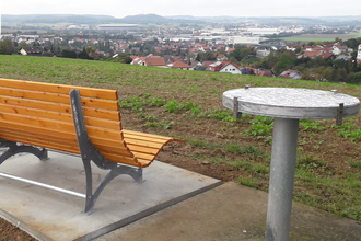 Waldsofa am Feldrand mit Blick auf Steinsfurt | © Stadt Sinsheim