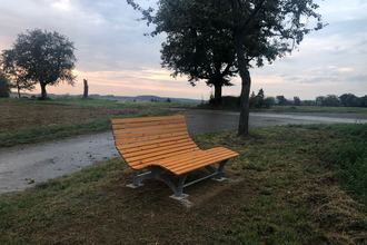 Waldsofa am Feldrand unter wolkigem Himmel | © Stadt Sinsheim