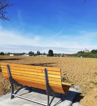 Waldsofa am Feldrand mit Blick auf die Burg Steinsberg | © Stadt Sinsheim