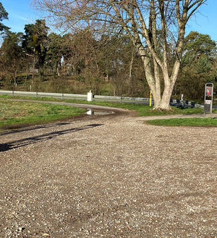 Wanderparkplatz an einem Feld und einer Straße