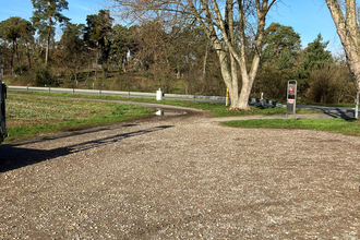 Wanderparkplatz an einem Feld und einer Straße