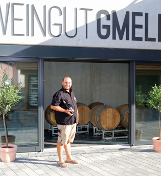 Außenansicht Weingut Gmelin mit Inhaber | © Weingut Gmelin