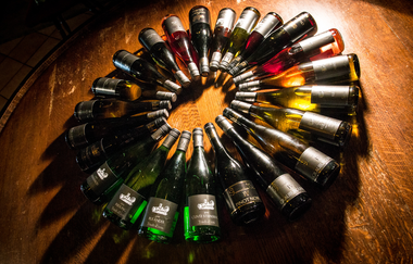 Verschiedene Weinflaschen im Kreis