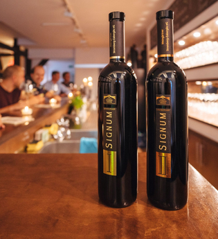 Bar mit Weinflaschen | Weinkostbar | Brackenheim | © Neckar-Zaber-Tourismus e.V.