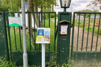 Schild der Weitersehen-Station  vor einem grünen Tor | © Landratsamt Rhein-Neckar-Kreis