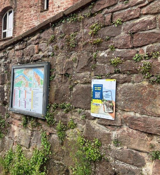 Weitersehen-Schild  an einer Wand  montiert  am Neckargemünder Neckarlauer | © Landratsamt Rhein-Neckar-Kreis