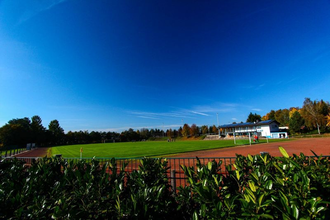 Blick auf Wiese und Sportplatz des Stadions unter blauem Himmel | © Gemeinde Epfenbach
