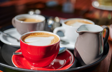 Tasse Kaffee mit Milchkännchen | Winzercafé Neipperg | Brackenheim | Kaffeespezialitäten | © Neckar-Zaber-Tourismus e.V.