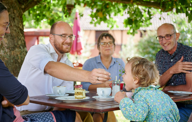 Familie am Gartentisch auf der Terrasse | Winzercafé Neipperg | Brackenheim | Familie | © Neckar-Zaber-Tourismus e.V.