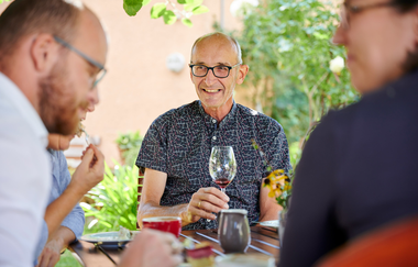 Familie am Gartentisch beim Winzercafé Neipperg | Brackenheim | Weingenuss | © Neckar-Zaber-Tourismus e.V.