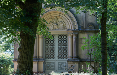 Eingansbereich des ehemaligen Mausoleums inmitten von Bäumen. | © Gemeinde Seeheim Jugenheim