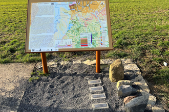 Schautafel am Wegrand an einer Wiese | © Michael Appenzeller