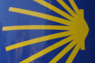 Gelbe Jakobsmuschel auf blauem Grund als Pilgerwegweiser | © Stadt Sinsheim