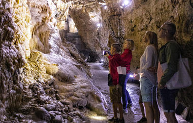 Besuchergruppe betrachten die Tropfstein-Formationen in der Eberstadter Tropfsteinhöhle | © Touristikgemeinschaft Odenwald e.V._Barbara Wagner