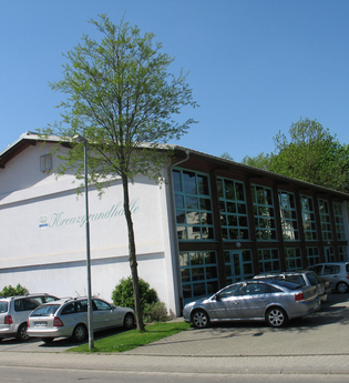 Kreuzgrundhalle mit Parkplatz | © Stadt Sinsheim