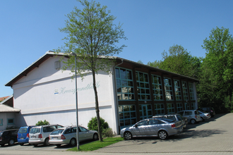 Kreuzgrundhalle mit Parkplatz | © Stadt Sinsheim