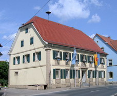 Außenansicht Verwaltungsstelle Hoffenheim mit Fahnen vor blauem Himmel | © Stadt Sinsheim