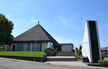 Modernes Kirchengebäude mit Eingangstreppe