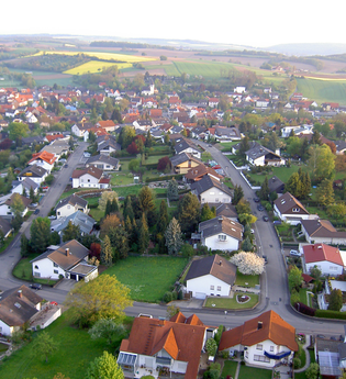 Luftbild eines Ortes mit Einfamilienhäusern , Gärten und Straßen | © Stadt Sinsheim