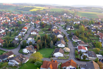 Luftbild eines Ortes mit Einfamilienhäusern , Gärten und Straßen | © Stadt Sinsheim