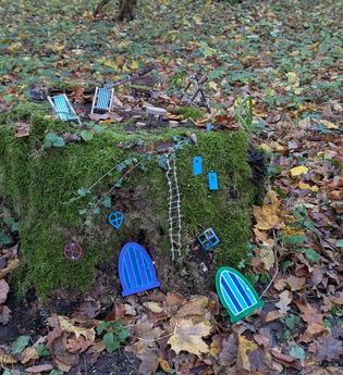 Wichtelstation Haus mit Wichteltüren an einem bemoosten Baumstumpf im Wald | © Frau Leist