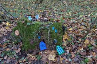Wichtelstation Haus mit Wichteltüren an einem bemoosten Baumstumpf im Wald | © Frau Leist