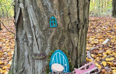 Wichtelstation Balkon an einem bemoosten Baum im Wald | © Frau Leist
