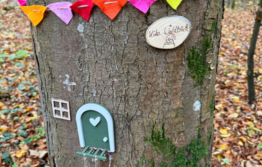 Wichtelstation mit an einem bemoosten Baum i Wald | © Frau Leist