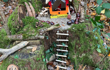 Wichtelstation mit kleinem Haus und Leiter an einem bemoosten Baumstumpf im Wald | © Frau Leist