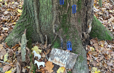 Wichtelstation an einem Baum mit Laub | © Frau Leist