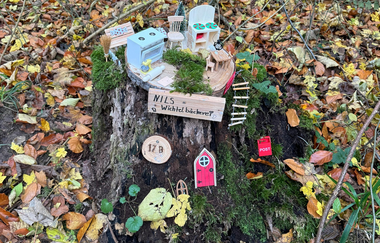 Wichtelstation mit kleinen Häuschen auf Baumstumpf | © Frau Leist