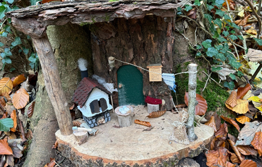 Wichtelstation am efeuumrankten Baum mit Laub | © Frau Leist