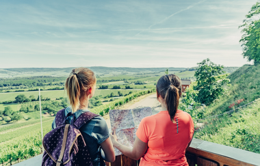 Wanderer an der Aussichtskanzel am Zweifelberg | © Touristikgemeinschaft HeilbronnerLand e.V.