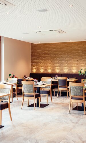 Blick in den Frühstücksraum der Landpension mit mehreren Tischen | © Frank Morlok