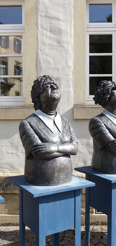 Kunstwerk mit fünf Frauenstatuen vor dem Rathaus in Güglingen | © Neckar-Zaber-Tourismus e.V.