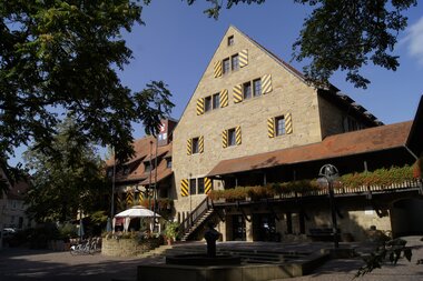 Fassade der Herzogskelter mit Fensterläden | © Stadt Güglingen