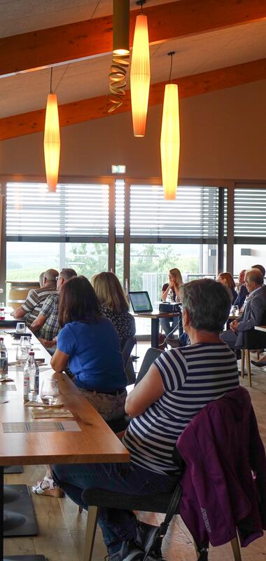 Vereinsvorsitzender präsentiert den Mitgliedern die aktuellen Zahlen | © Neckar-Zaber-Tourismus e.V.