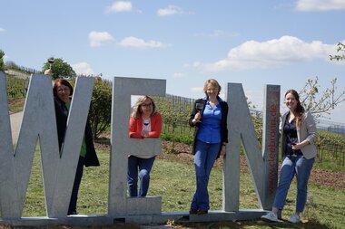 Die vier Mitarbeiterinnen des Vereins am WEIN-Fotospot am Michaelsberg | © Neckar-Zaber-Tourismus e.V.