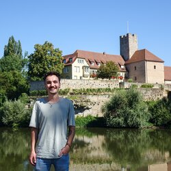Praktikant steht in Lauffen vor dem Neckar und der Rathausburg | © Neckar-Zaber-Tourismus e.V.
