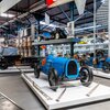 Zwei blaue Bugatti-Rennwagen aus den Anfängen des Automobils, ausgestellt in einem Museum mit weiteren historischen Fahrzeugen und Flugzeugteilen im Hintergrund. | © Technik Museum Sinsheim