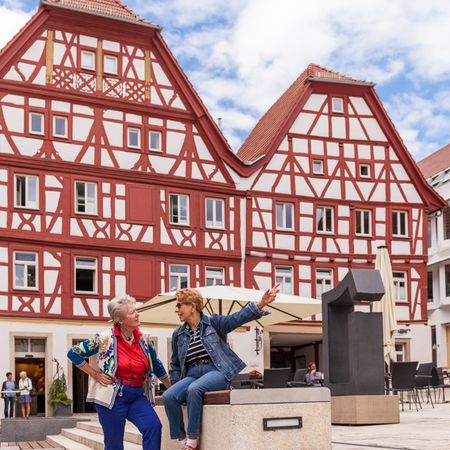 Zwei Frauen sitzen in der Fachwerkstadt Eppingen