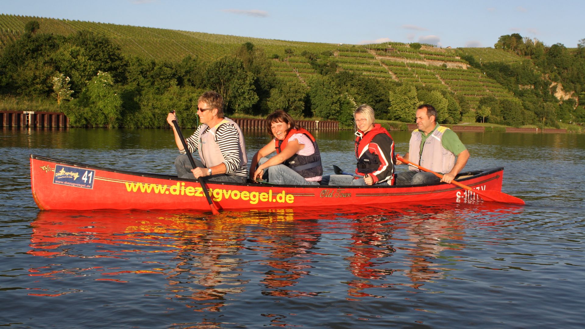 Kanufahrer auf dem Neckar in Lauffen