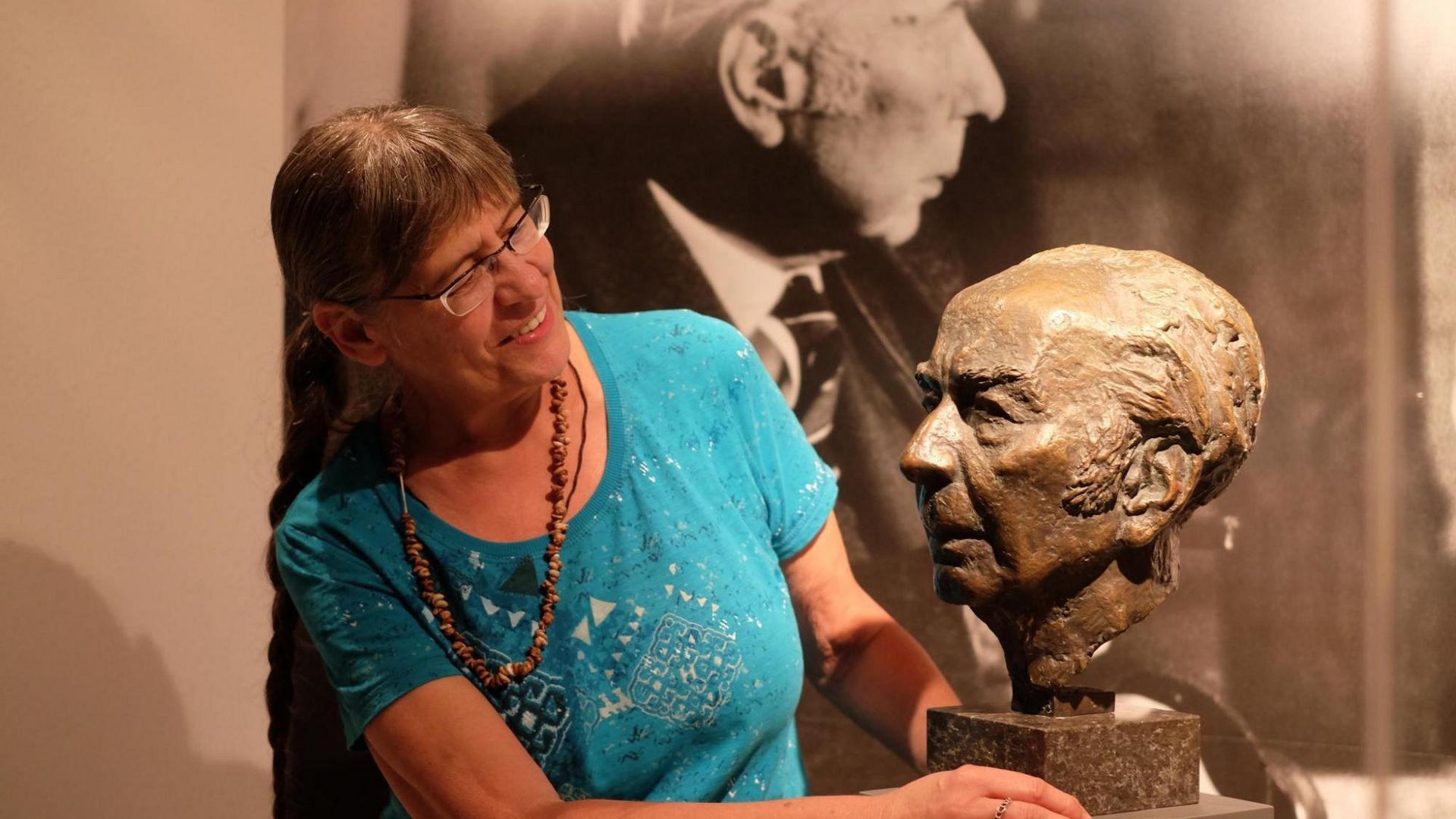 Museumsleiterin Susanne Blach neben Theodor Heuss Büste
