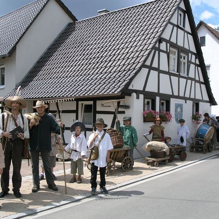 Waldensermuseum mit verkleideten Leuten im Vordergrund