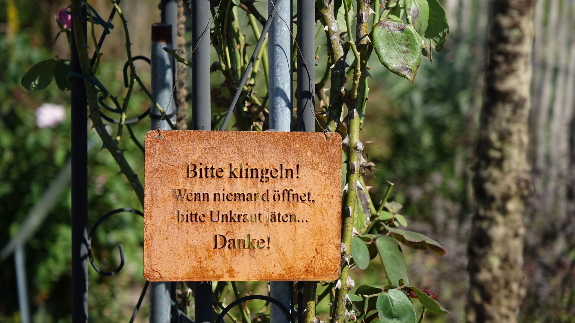 Schild im Garten