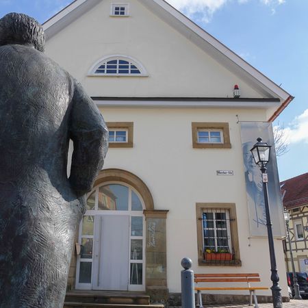 Blick auf Theodor Heuss Statue und Theodor Heuss Museum von außen